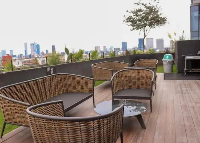 Luxury 2 Bedroom Apartment *
