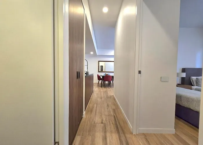 Luxury 2 Bedroom Apartment *
