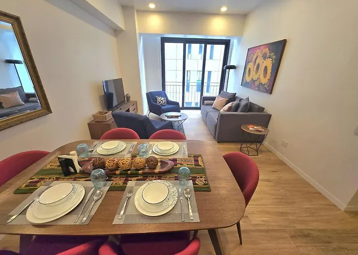 Luxury 2 Bedroom *